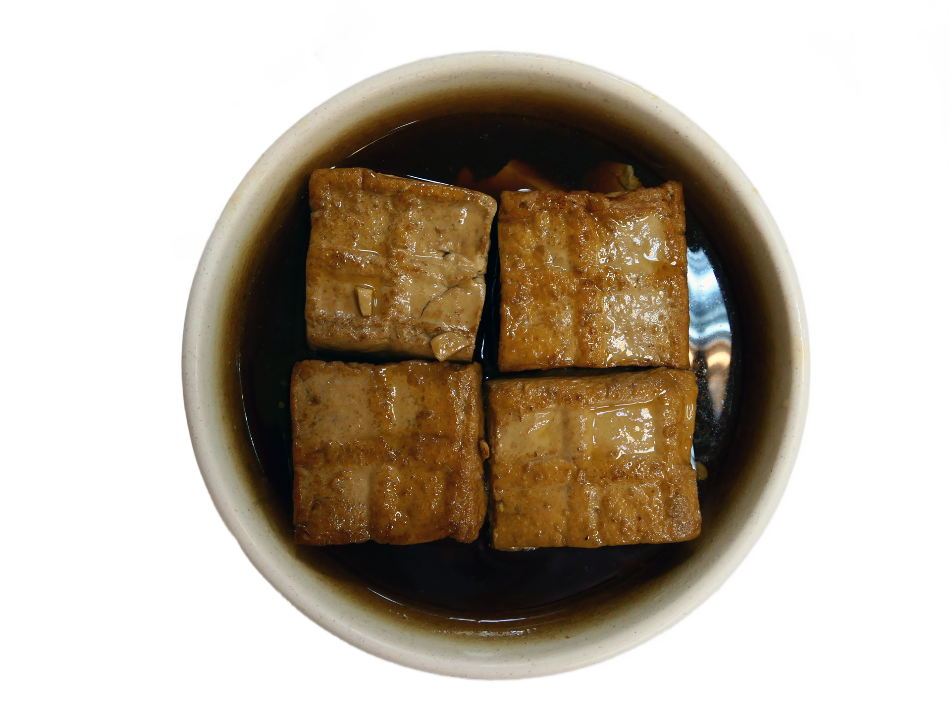 白色碗中盛著鮮美肉湯的豆腐塊。