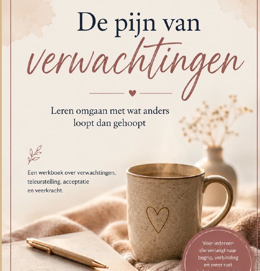 Poster with a beige mug and notebook, titled “De pijn van verwachtingen,” in soft pink and cream tones