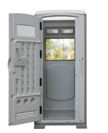 Baño portátil con la puerta abierta, mostrando el interior y una ventana al exterior.