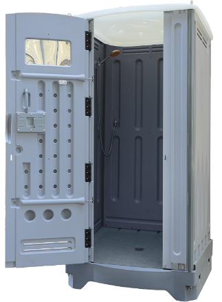 Inodoro portátil gris abierto con la puerta entreabierta, dejando ver el interior del cubículo y los pasamanos.