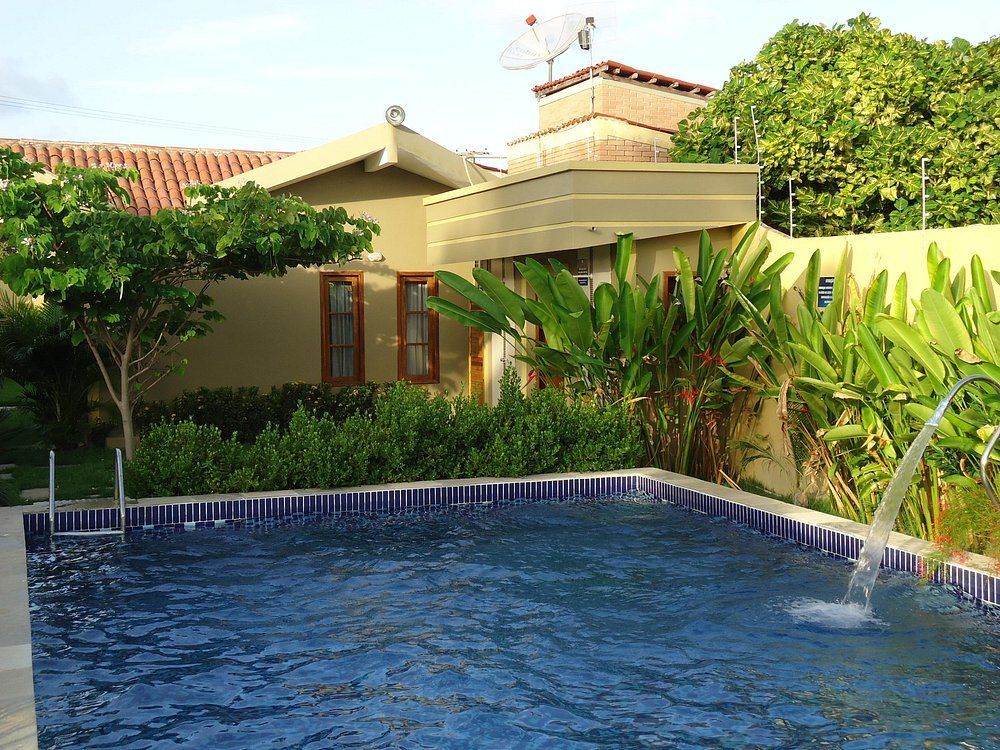 Área de lazer com piscina da Pousada Costeira da Barra em Maragogi