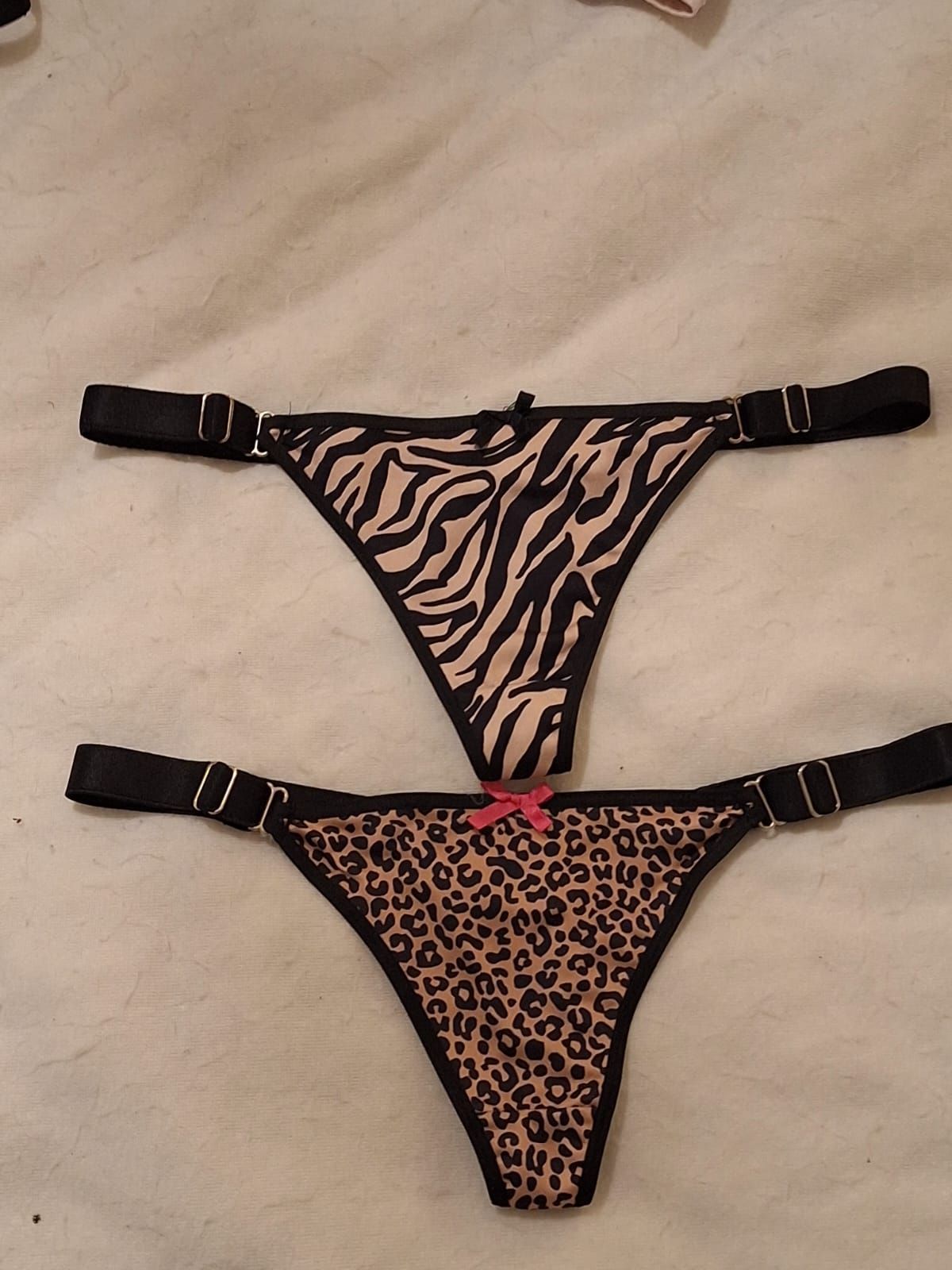 Un par de tangas con estampado de cebra y estampado de leopardo.