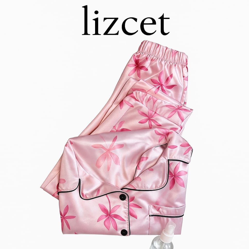 Un conjunto de pijama rosa está sobre una caja blanca.