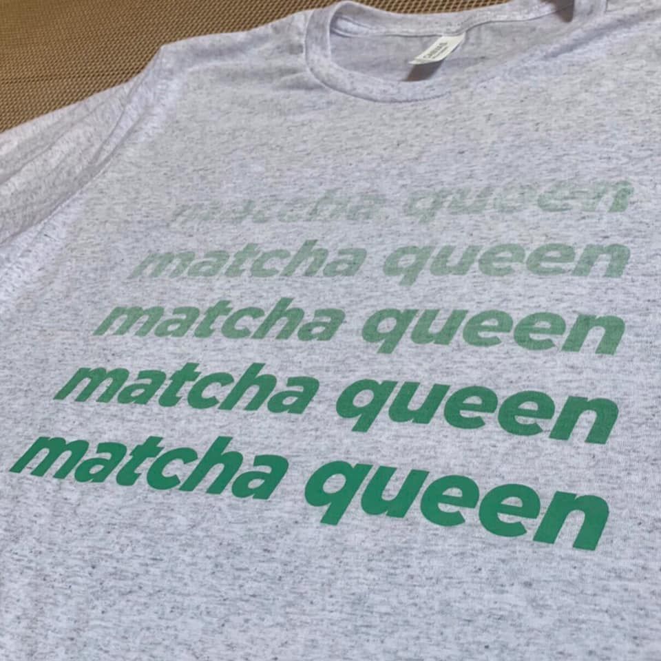 A t-shirt that says matcha queen on it
