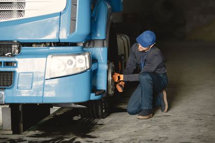 A truck mechanic look at the brake disks of a truck in mount isa - Mechanic mount isa