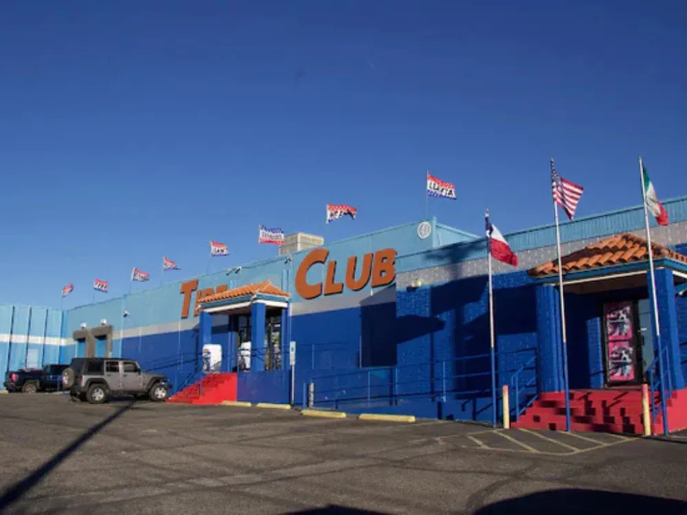 A blue building with the word club on it