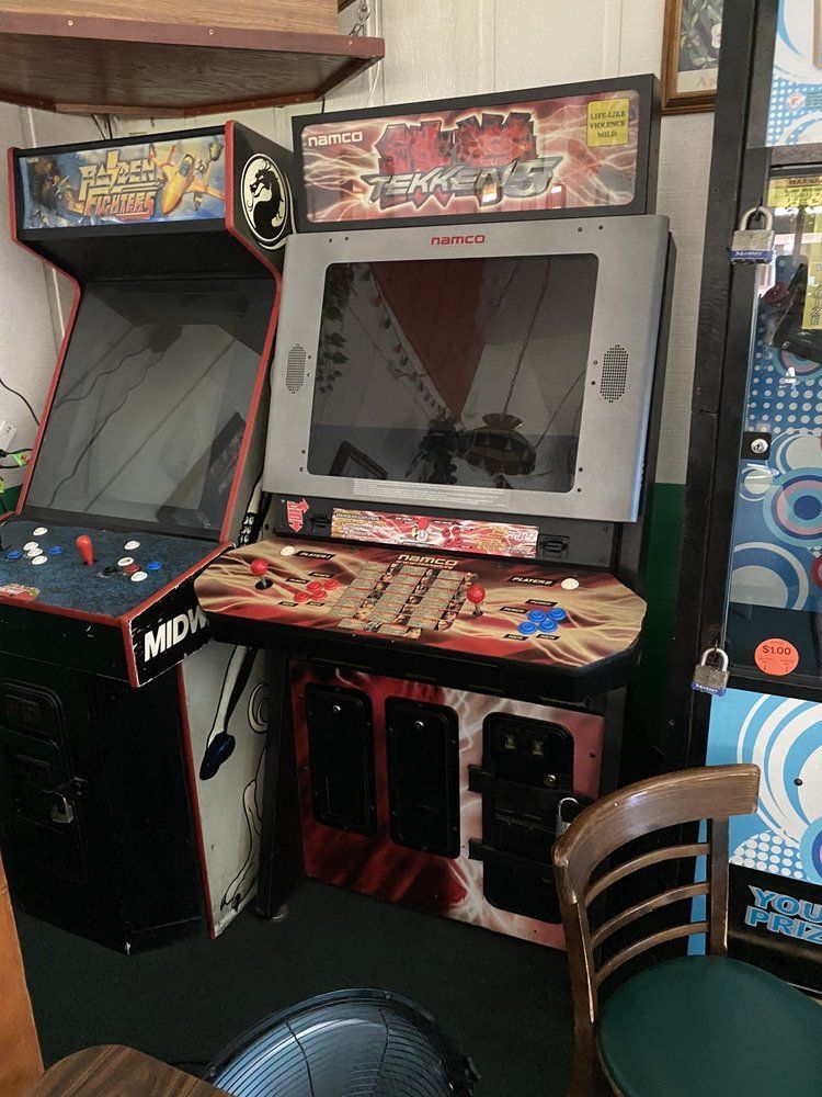 Arcade Games a bunch of arcade games are sitting in a room