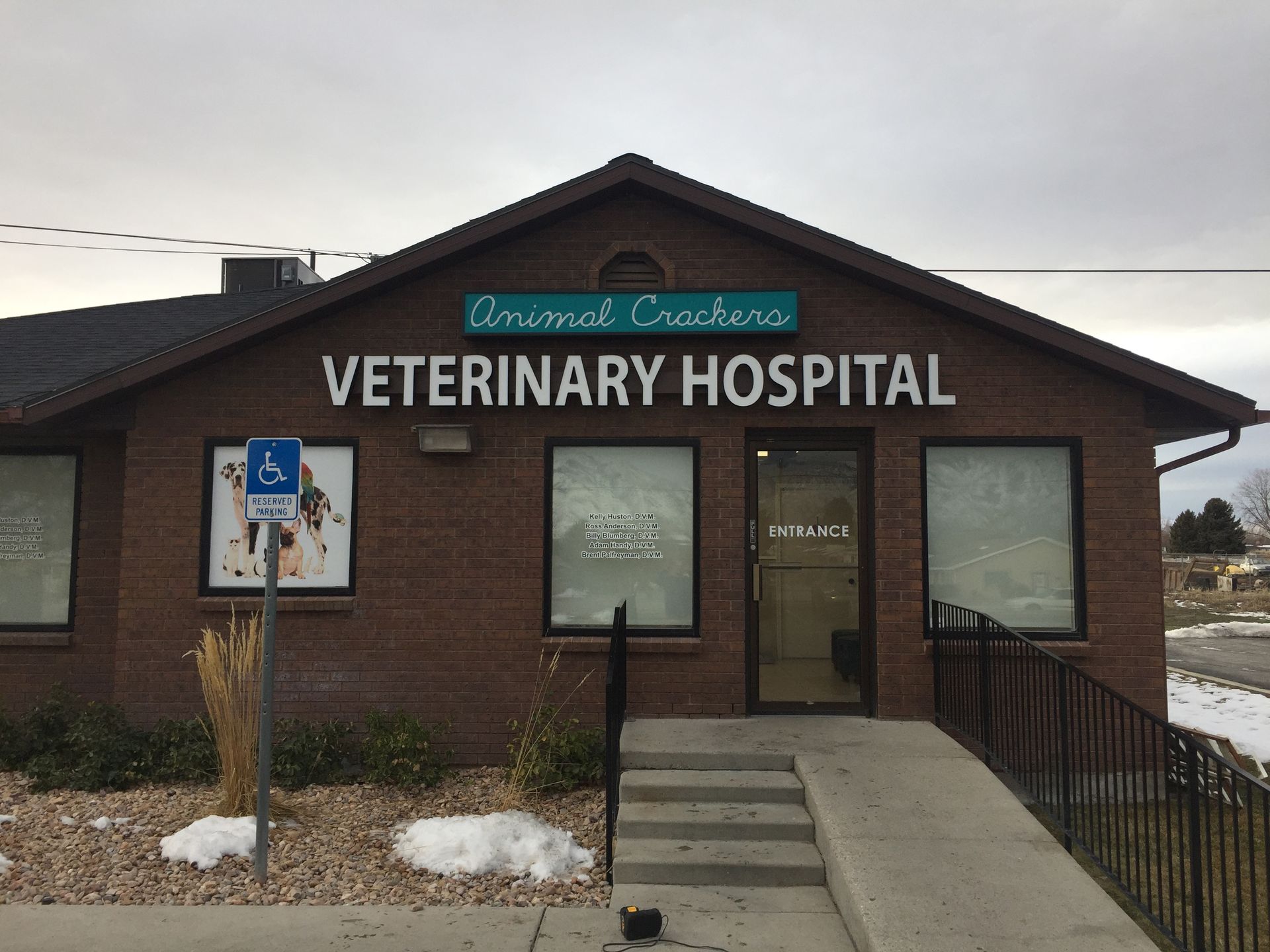 A brick building with a sign that says veterinary hospital