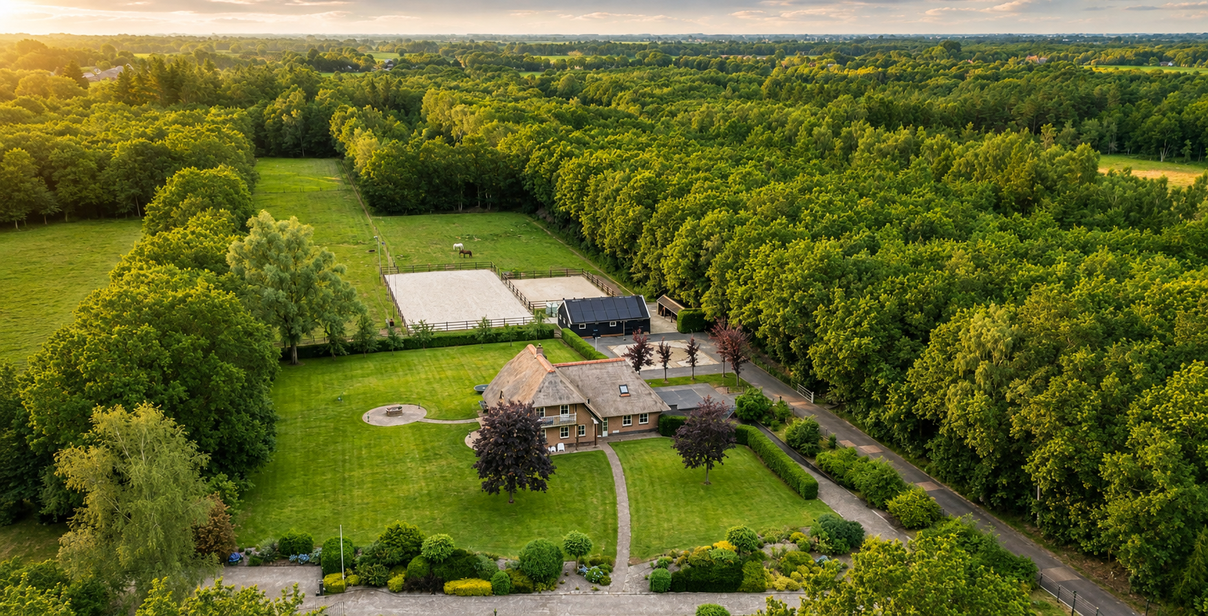 Huis, paarden bak, schuur.