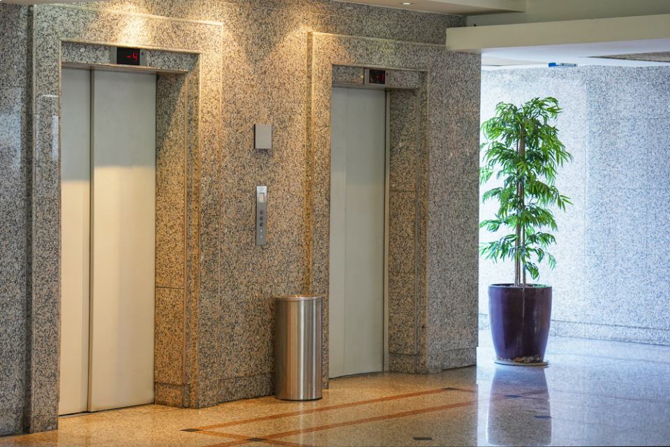 Ascensori all'interno di un palazzo con pareti in marmo