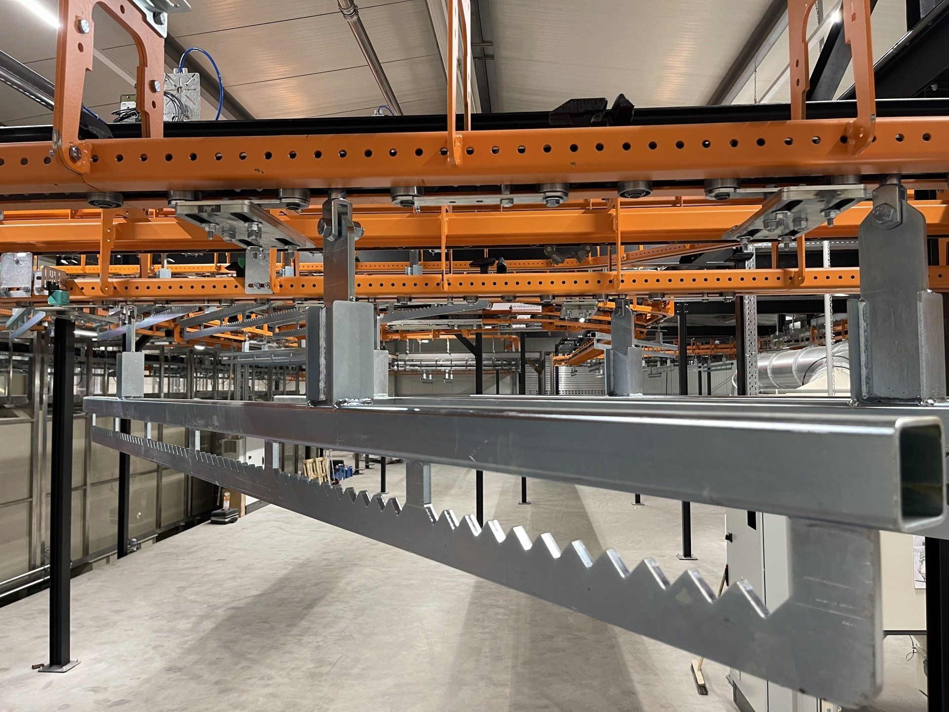 Eine Reihe Metallschienen, die von der Decke eines Gebäudes hängen.