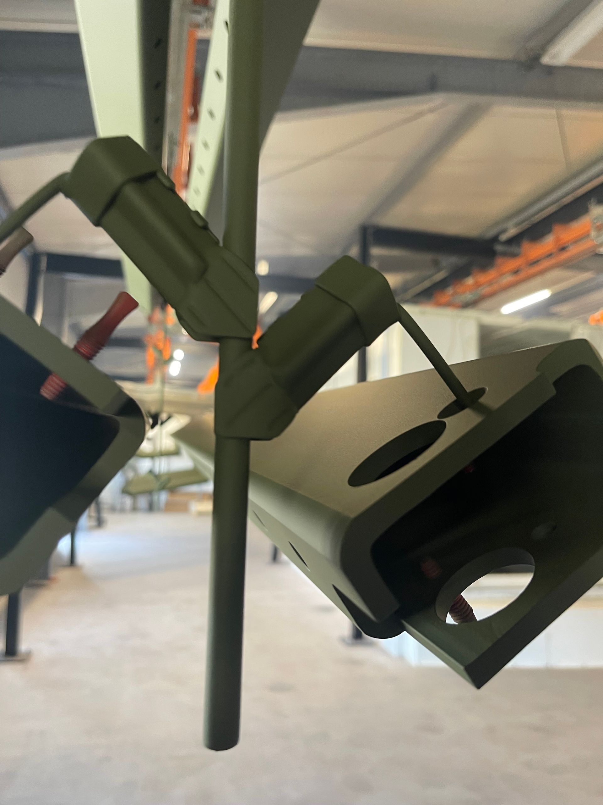 Ein Haufen grüner Kisten, die von der Decke hängen