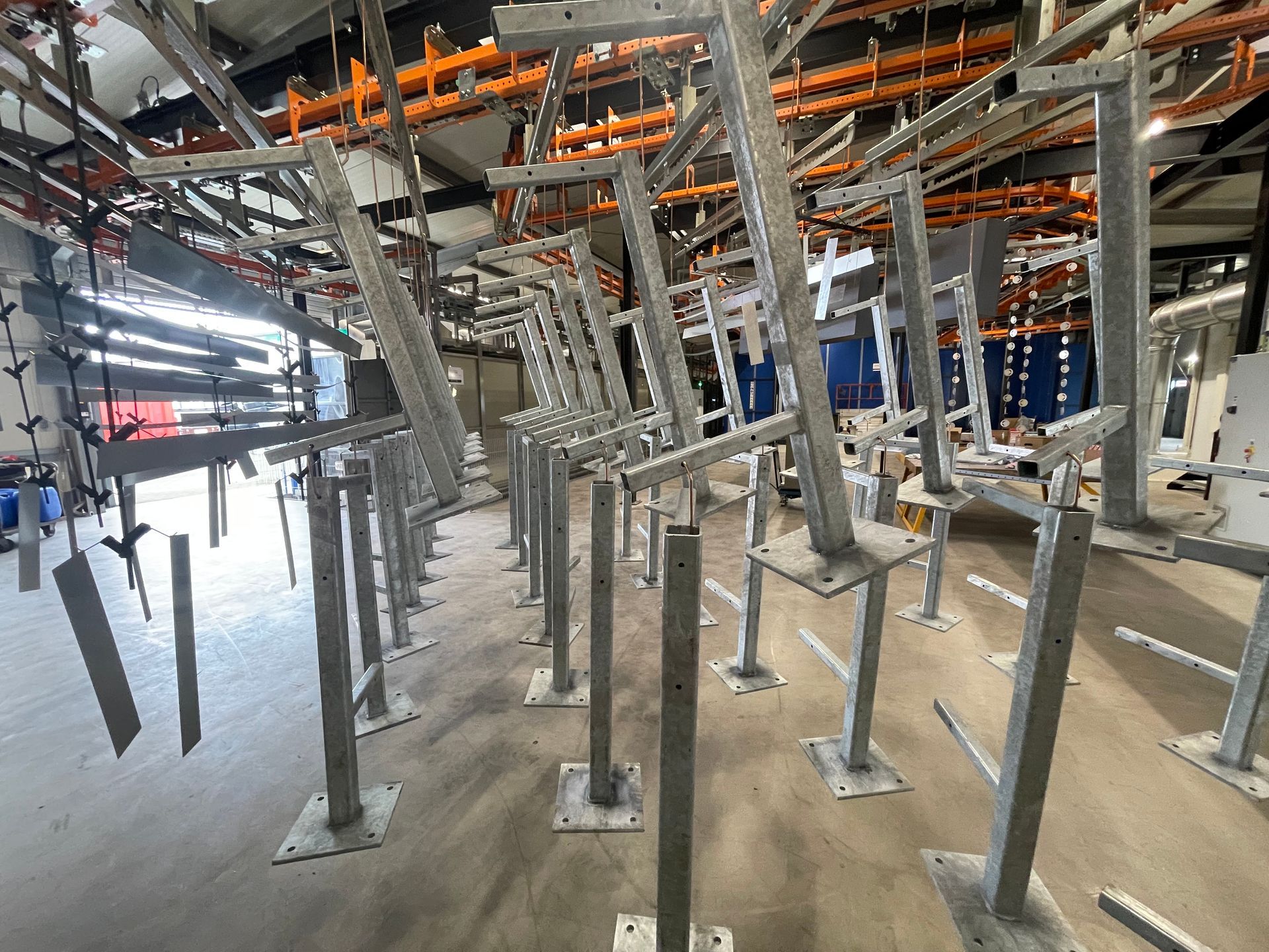 Eine Lagerhalle voller Metallteile, die lackiert werden.