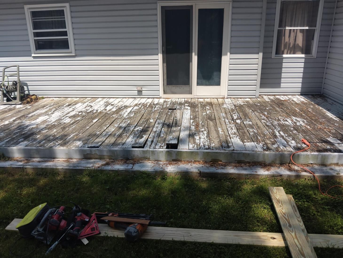 a wooden deck is being built on the side of a house