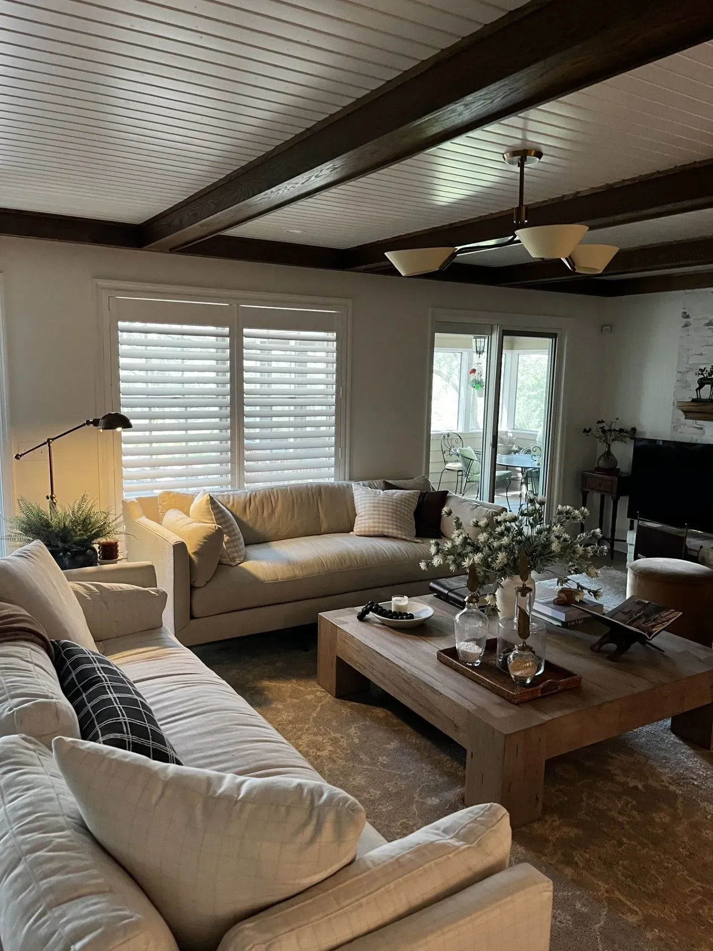 A living room filled with furniture and a ceiling fan.