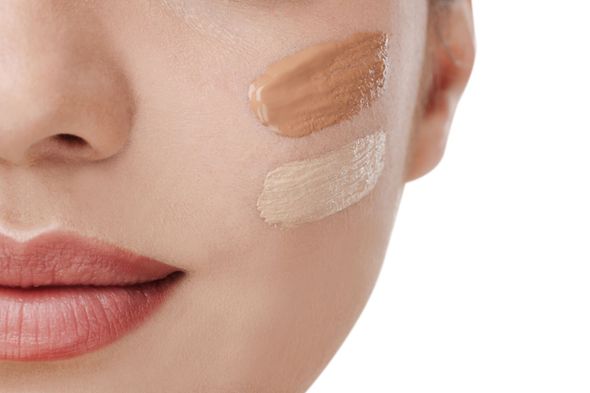 Person bei Wimpernlifting; Creme wird mit einem Pinsel auf die Wimpern aufgetragen. Augenklappe angelegt.