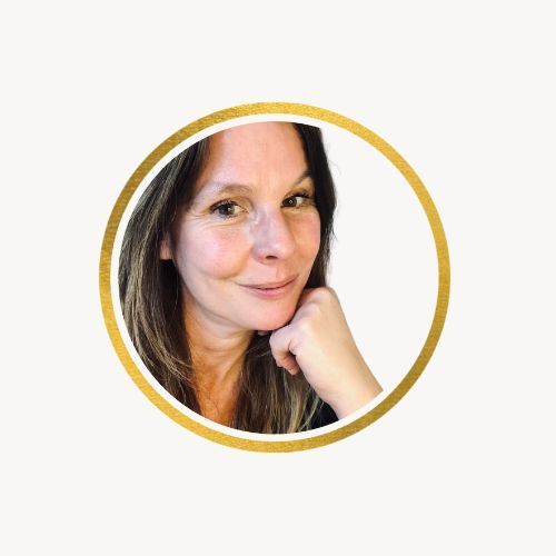 Portret van een lachende vrouw die haar kin op haar hand laat rusten, ingelijst in een gouden cirkel.