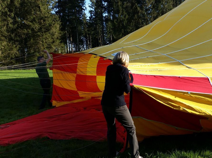 Aufrüsten der Ballonhülle Ballonfahrten München, Chiemsee, Miesbach, Rosenheim, Ebersberg, Chiemgau.