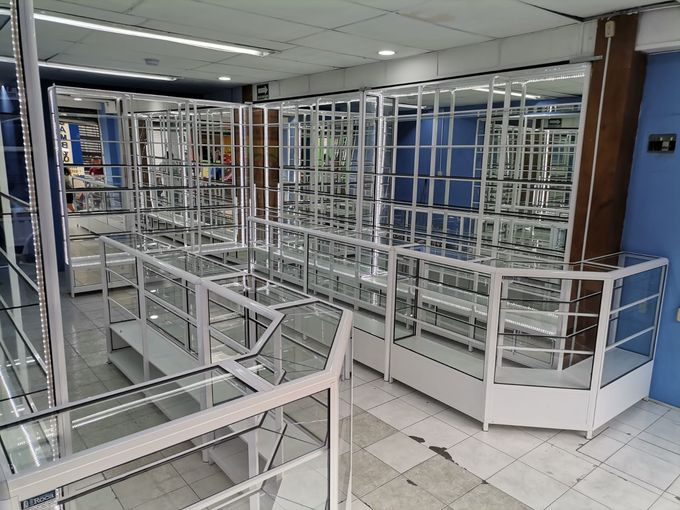 Farmacia con exhibidores a la medida