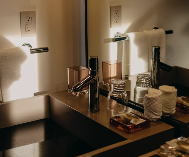 Un lavabo de baño con grifo y espejo.