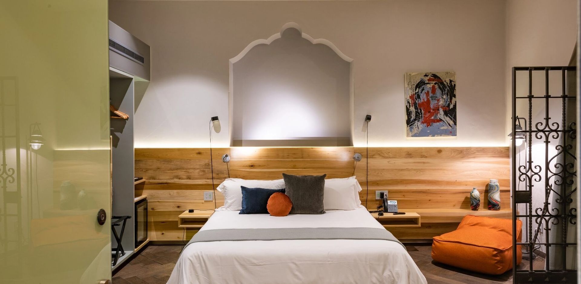 Un dormitorio con una cama king size y un cabecero de madera.