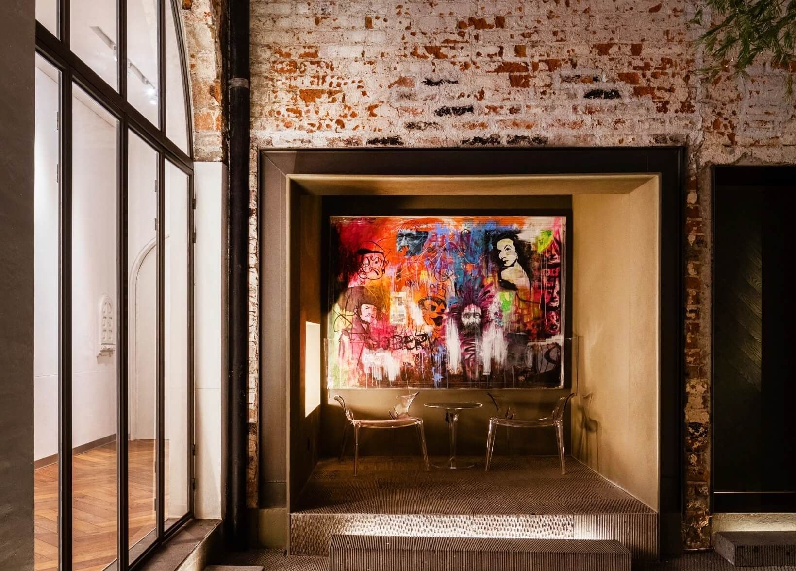 Hay un cuadro grande en la pared en el medio de la habitación.