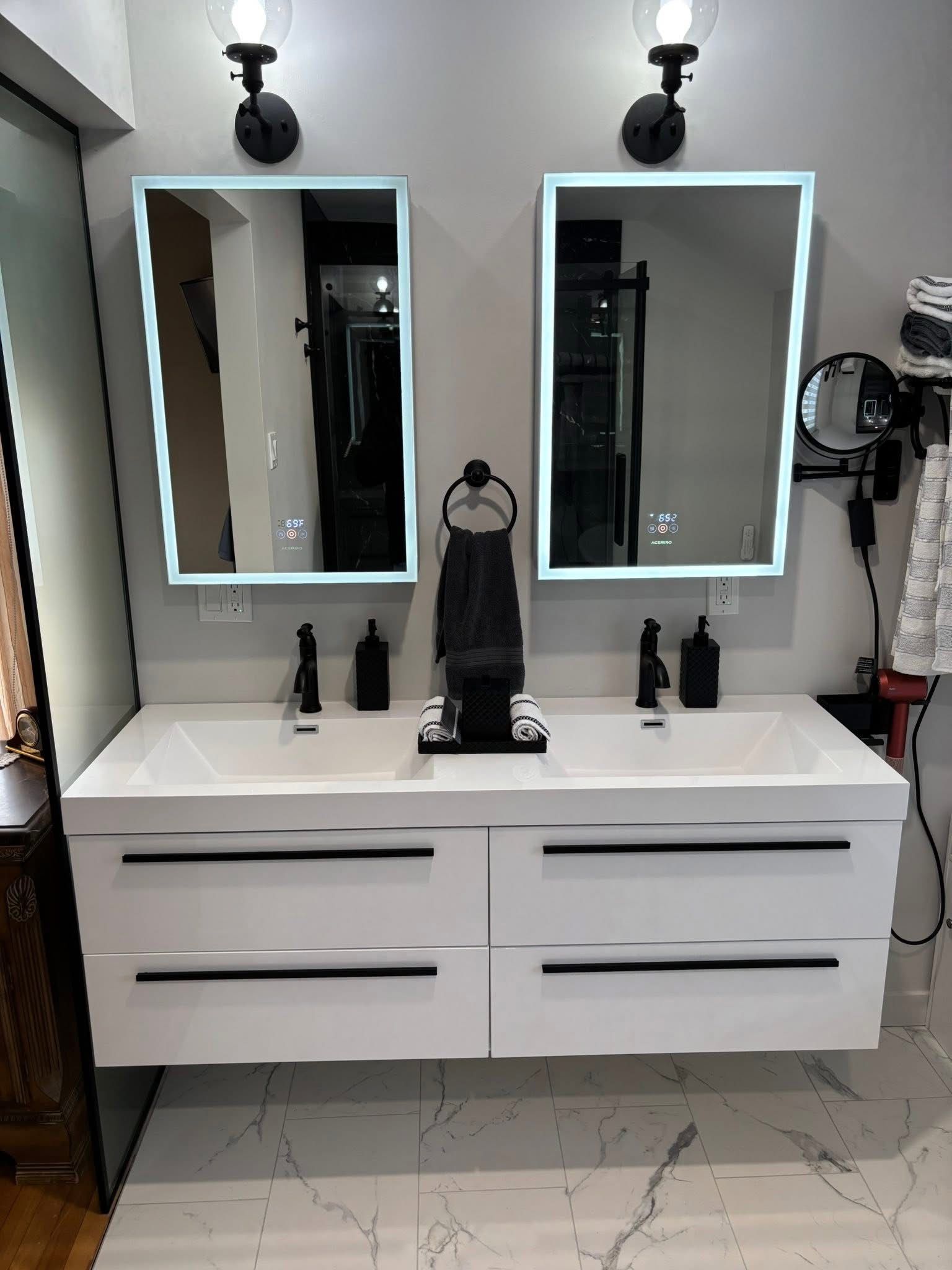 Meuble-lavabo double blanc moderne avec quincaillerie noire, deux miroirs éclairés par LED et robinetterie noire.