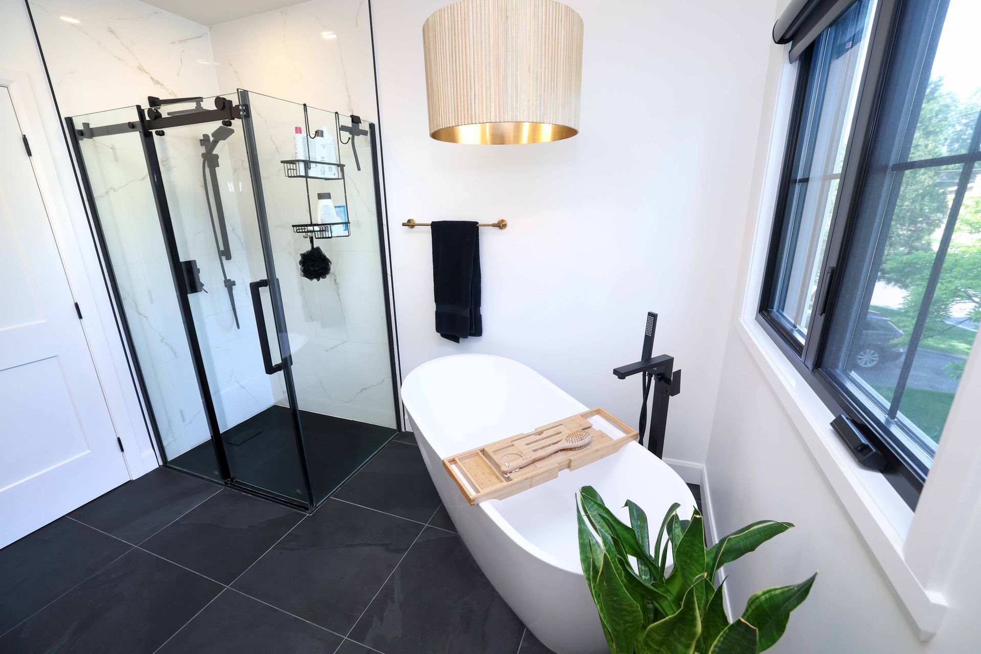Une salle de bain avec lavabo, miroir et baignoire.