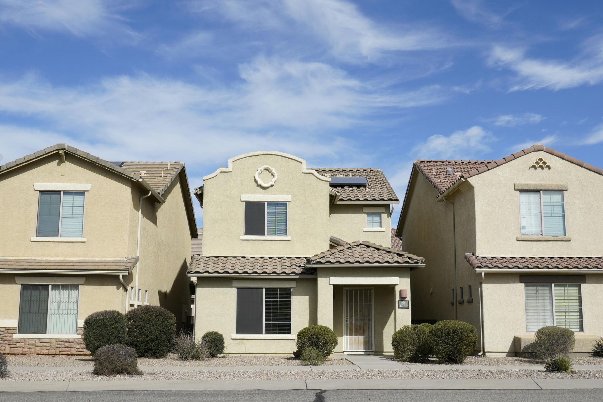 Infographic showing Arizona FHA loan requirements for low credit scores.