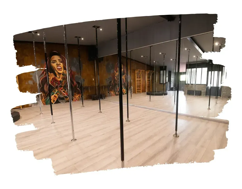 Il y a une peinture sur le mur d'un studio de pole dance.