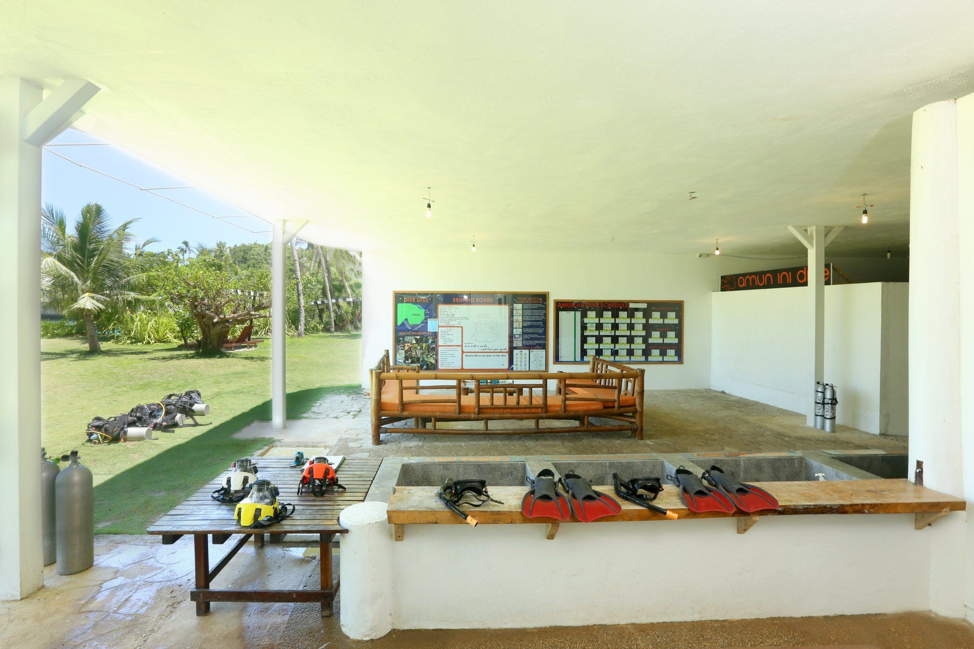Open-air briefing area before going to dive