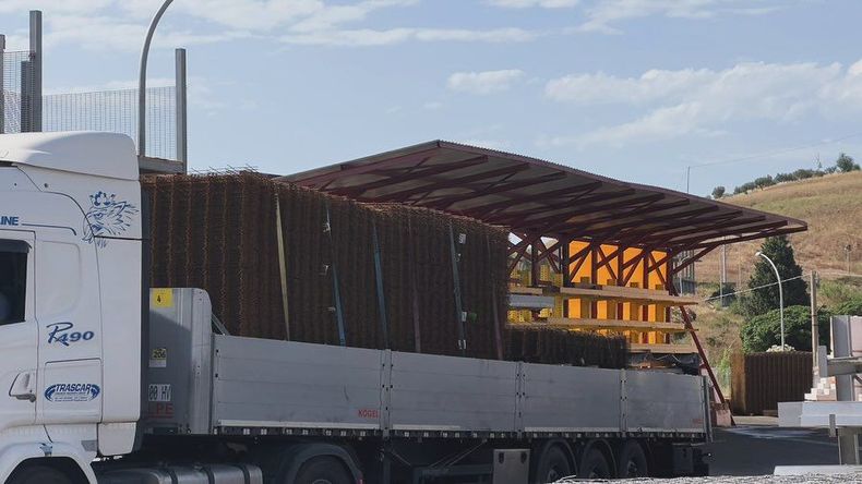 Piazzale della sede operativa con materiale siderurgico impilato