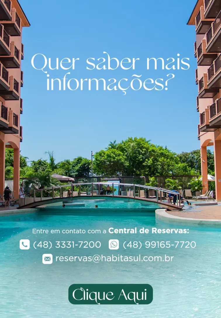 Piscina de resort entre prédios altos sob céu azul, com texto em português e um botão “Clique Aqui”.