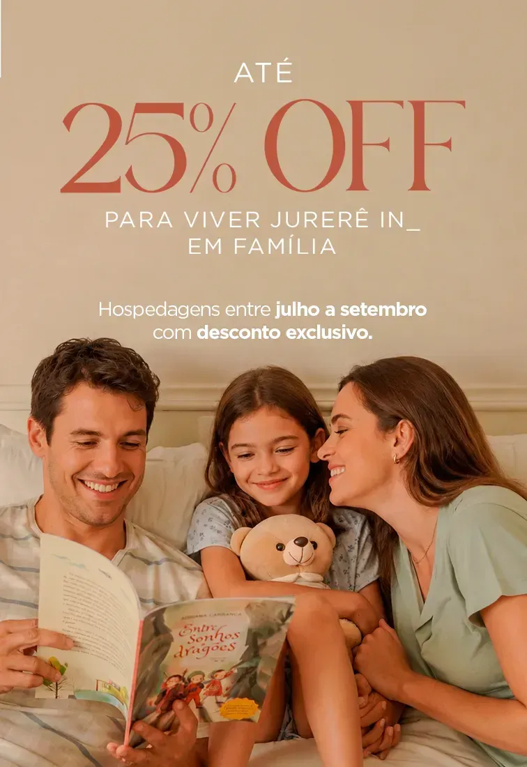 Família lendo junta em um sofá; anúncio em português com “até 25% off” em fundo bege.