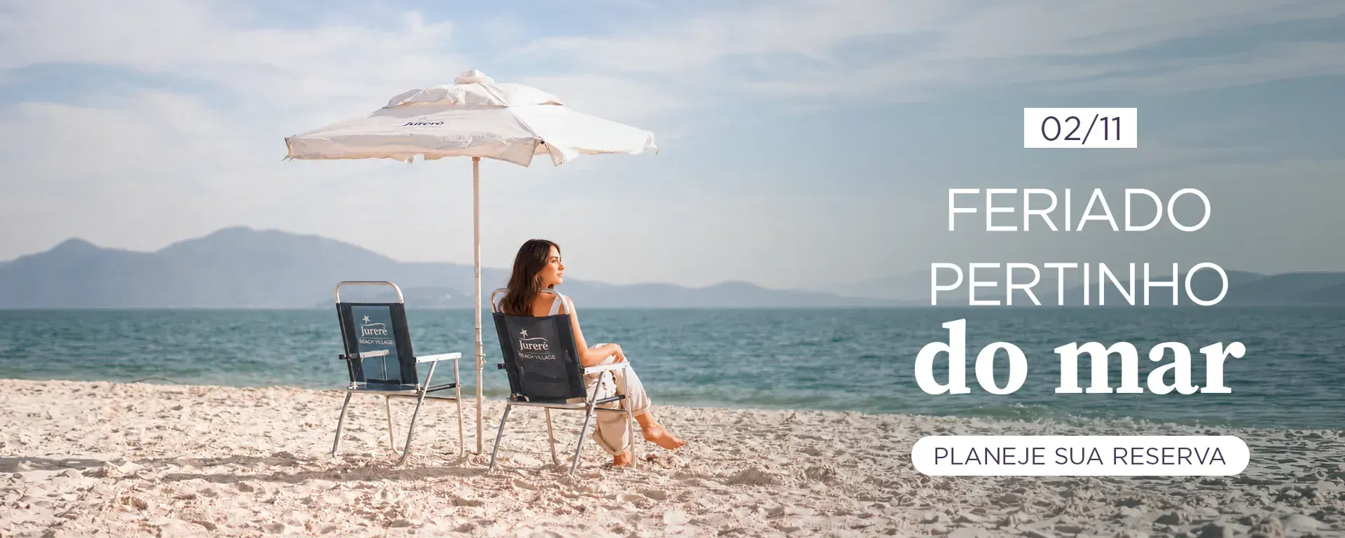 Mulher sentada sob um guarda-sol branco em uma praia ensolarada à beira-mar; texto: “Feriado pertinho do mar”