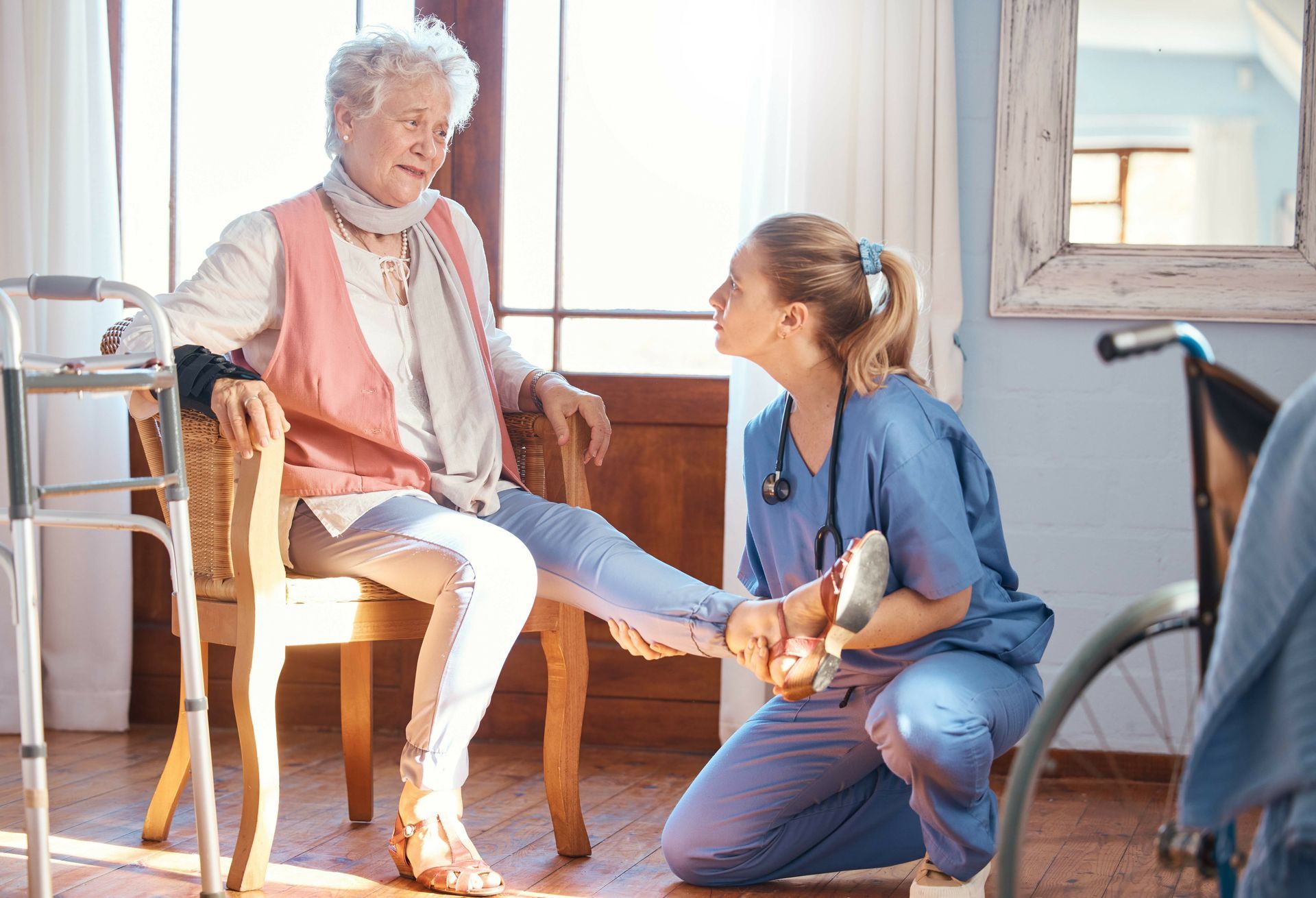 Registered nurse providing in-home clinical care to an elderly client