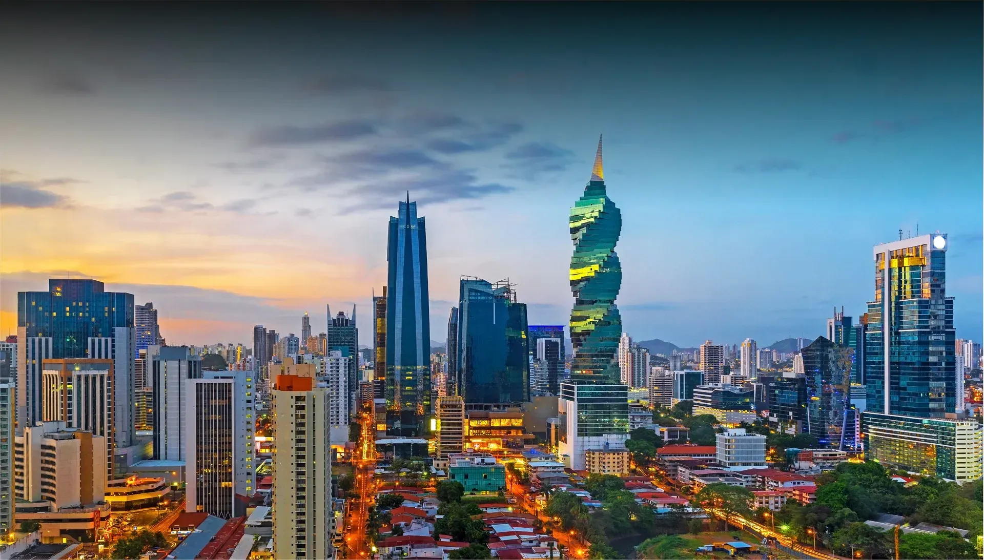 Una vista aérea del horizonte de una ciudad con un edificio alto en el medio.