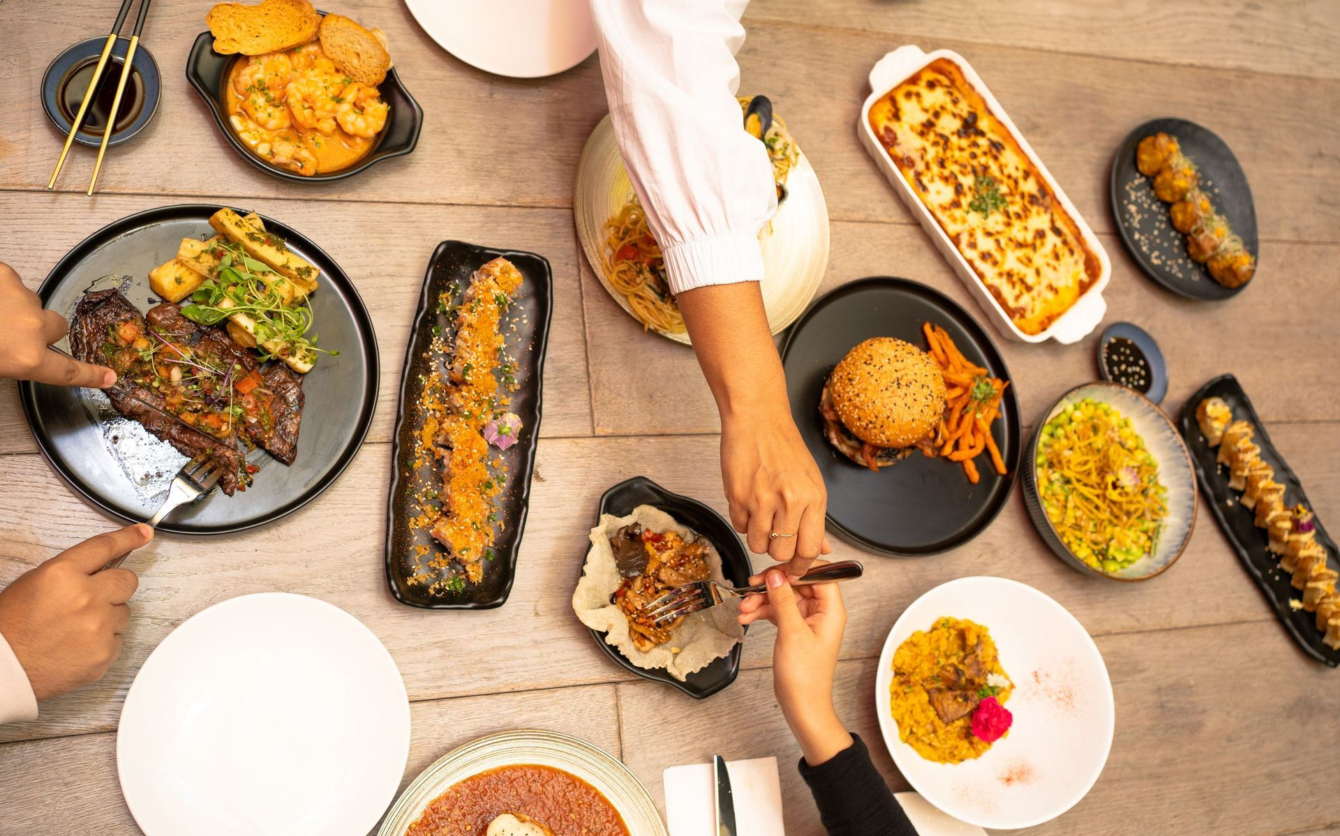 Una cacerola grande llena de arroz, mariscos, verduras y huevos Hotel Golden Tower - Restaurantes
