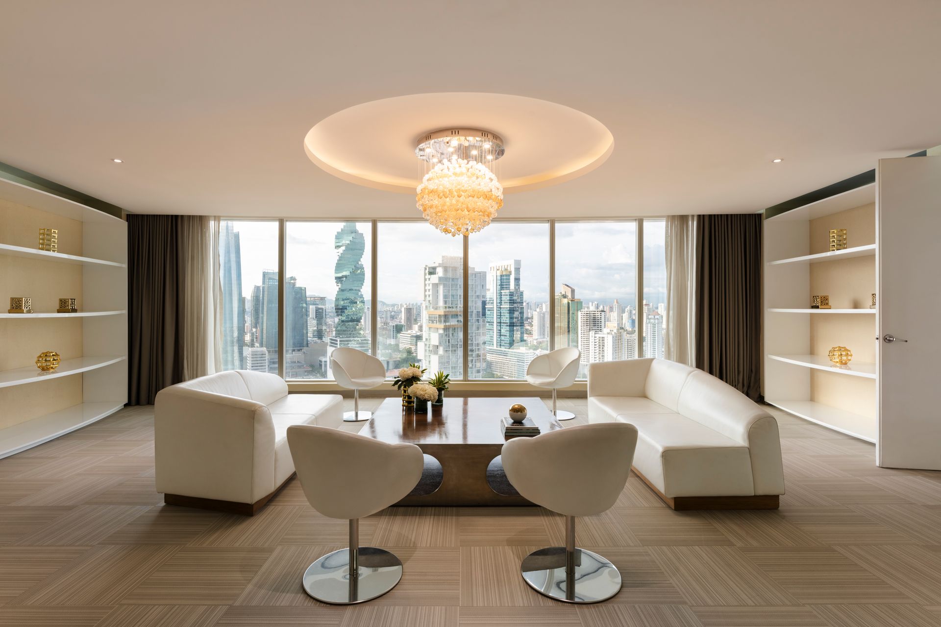 Un salón con muebles blancos y una televisión de pantalla plana.