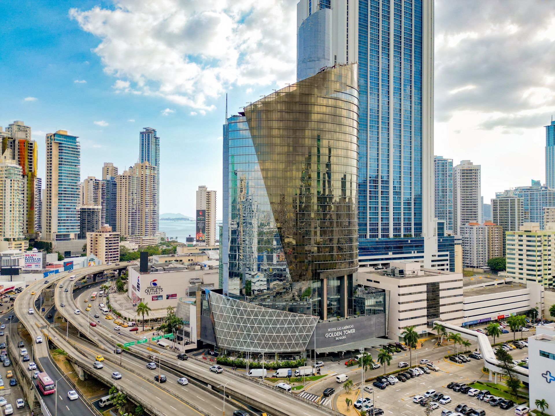 Una vista aérea de una ciudad con un gran edificio en el medio.