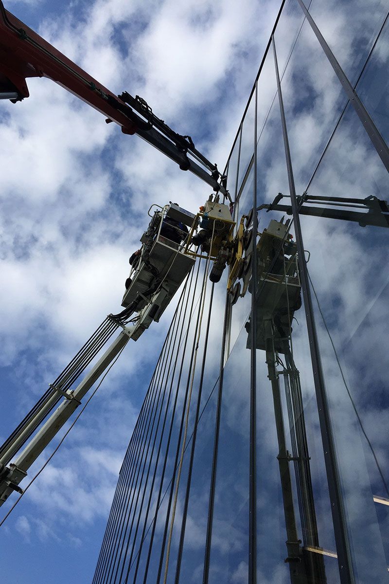 installazione pareti edificio in vetro
