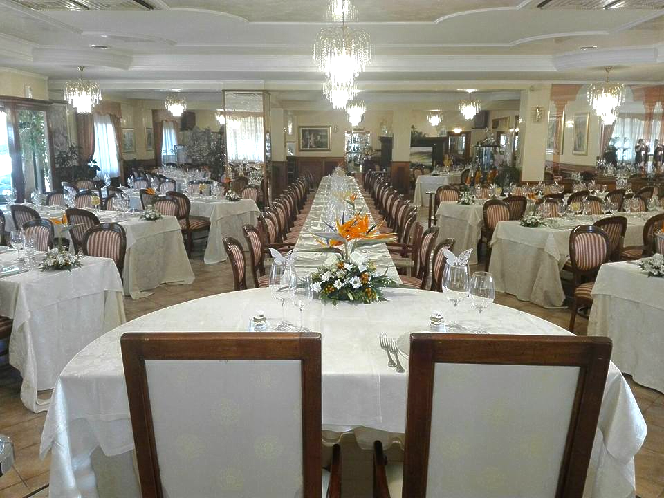sala ristorante imbandita