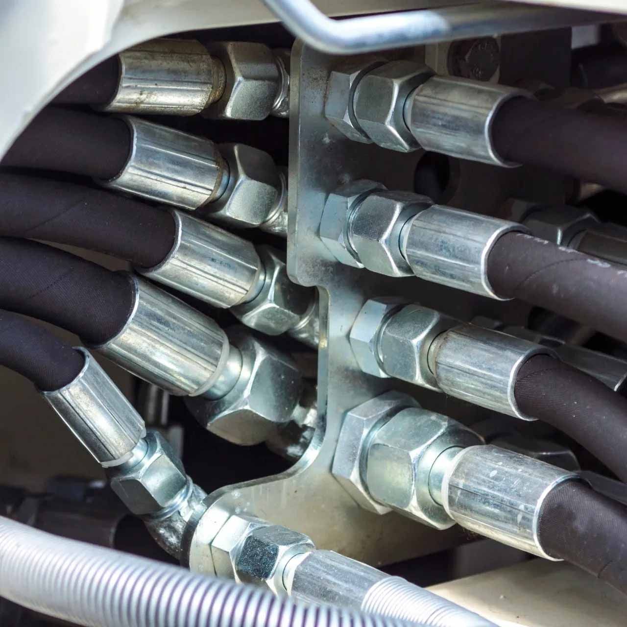 Un ensemble de tuyaux hydrauliques est connecté à une machine