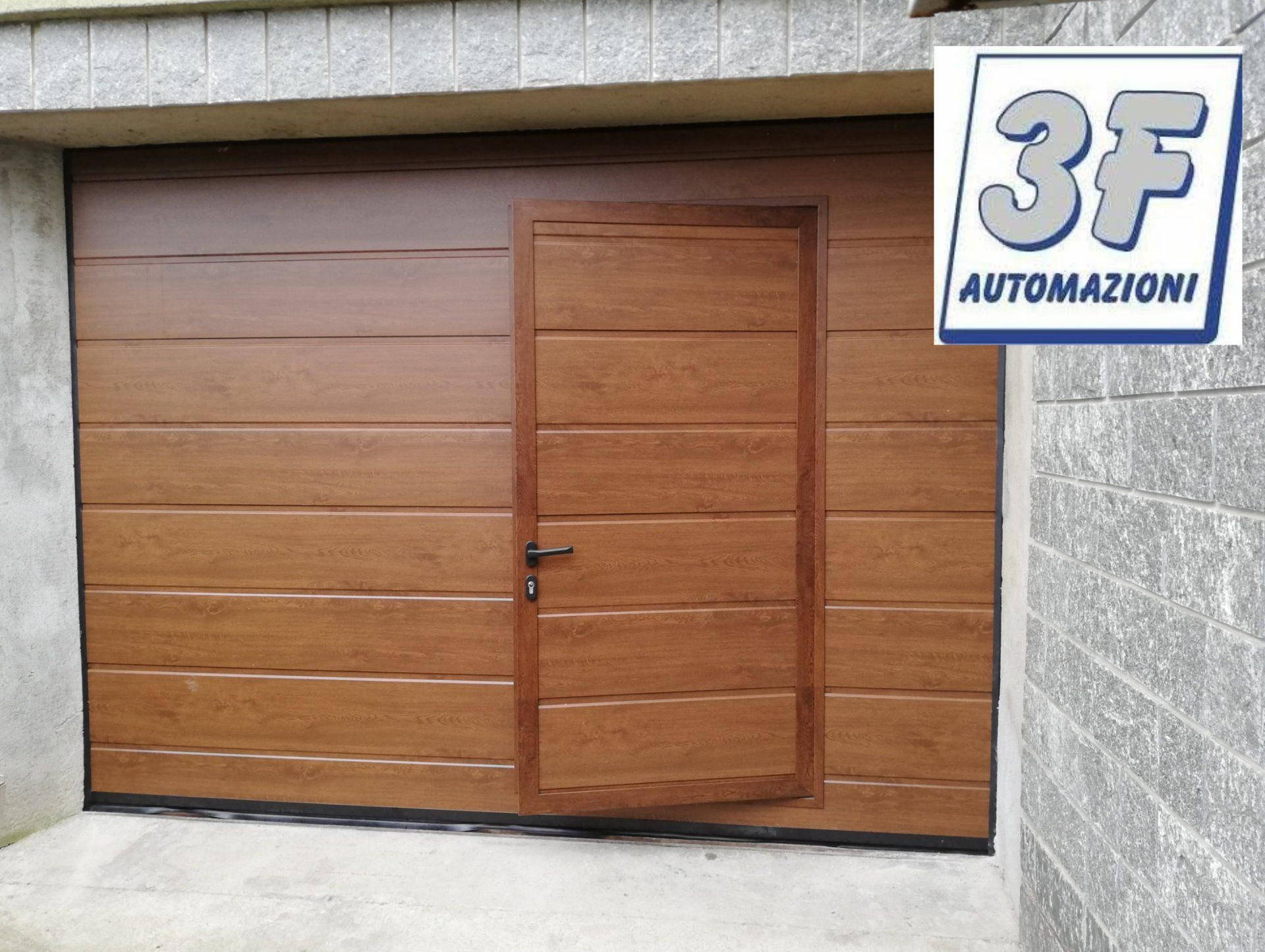 Porta da garage marrone con porta pedonale.