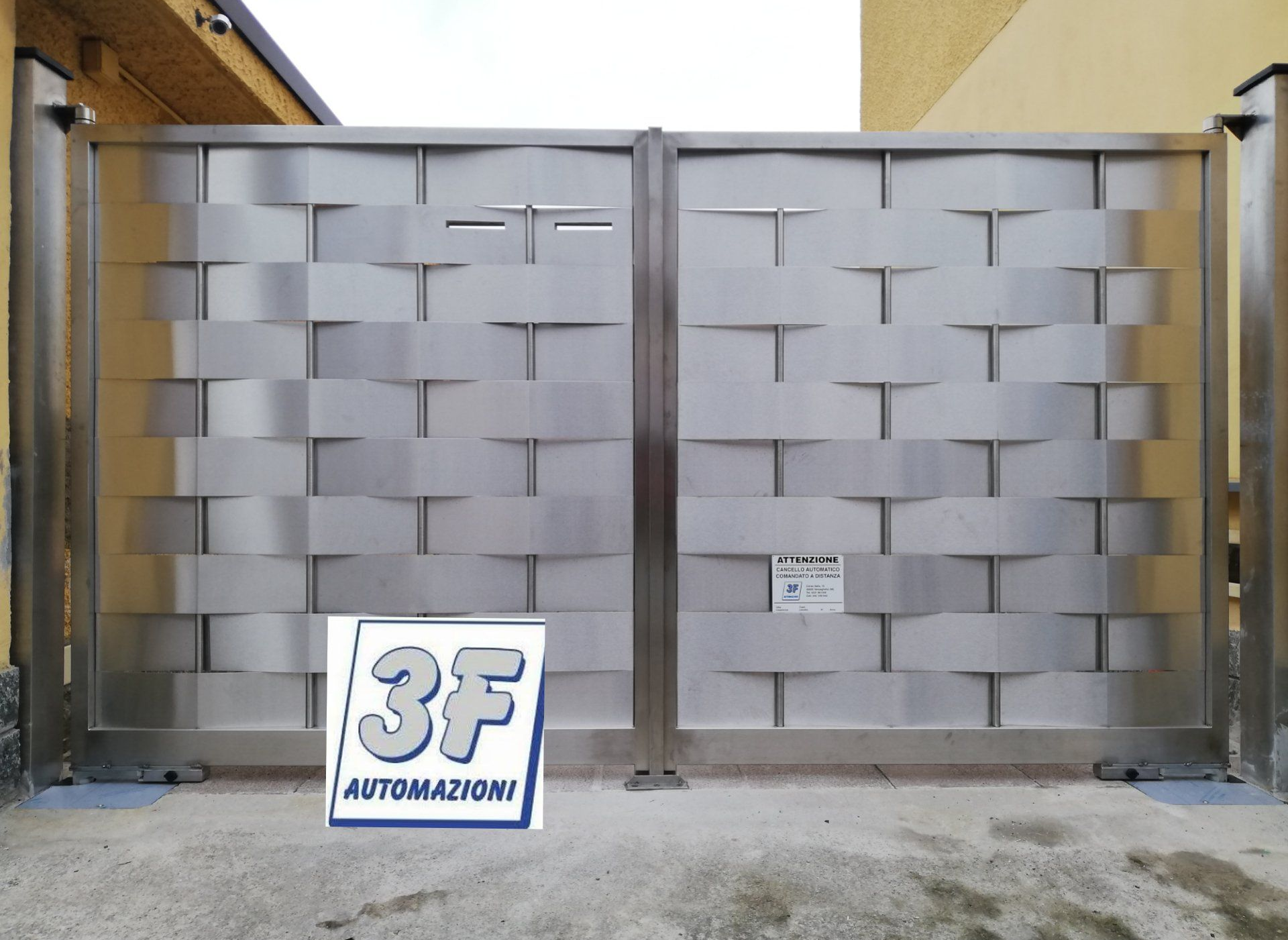 Cancello in acciaio inox con motivo intrecciato.
