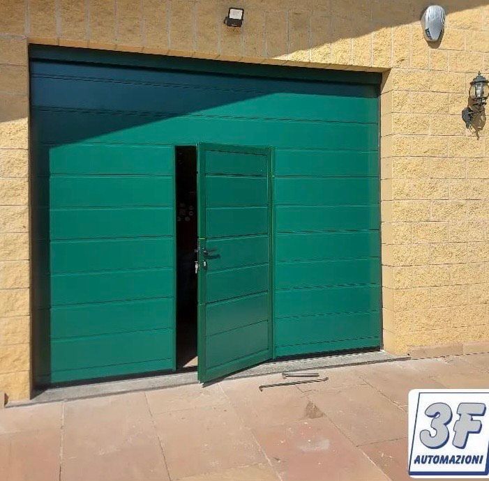 Porta da garage marrone con pannelli orizzontali