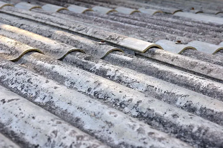 A close up of a roof made of asbestos shingles.