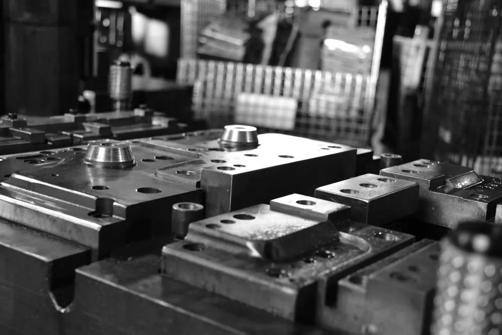 A Black And White Photo Of A Machine In A Factory — HardRok Engineering Pty Ltd In Mount Isa, QLD