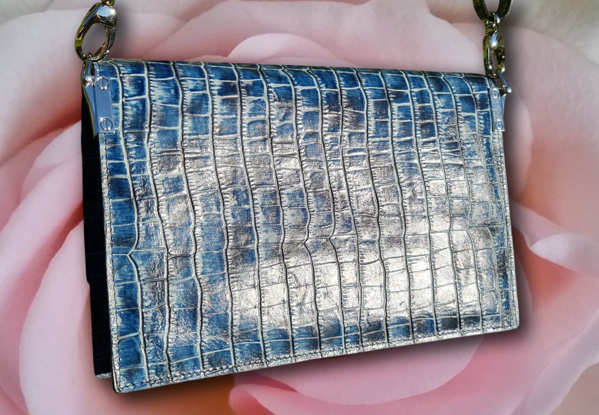 Leren clutch in kleur naar wens en uit te breiden met draagriem