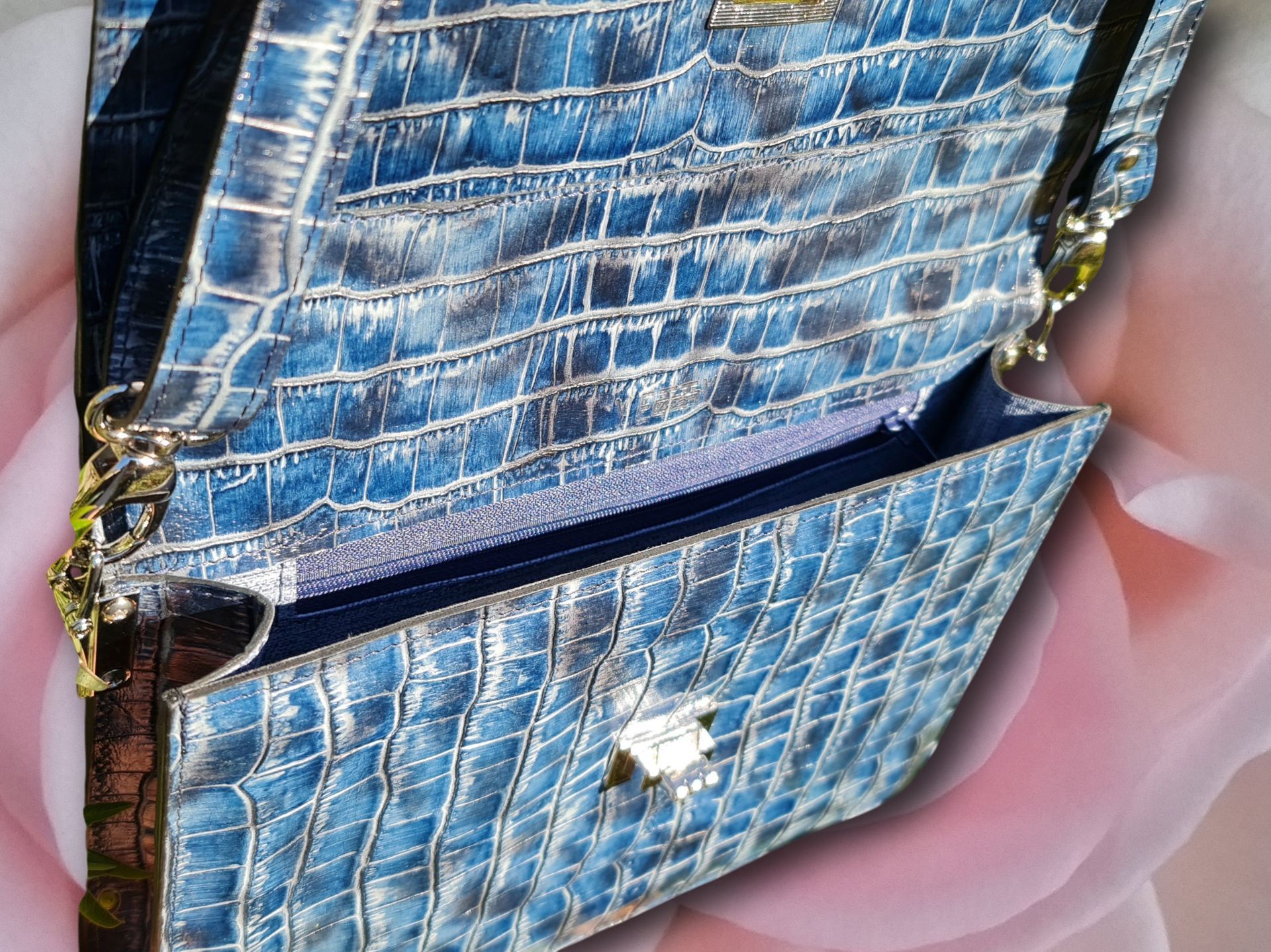 Leren clutch in kleur naar wens en uit te breiden met draagriem